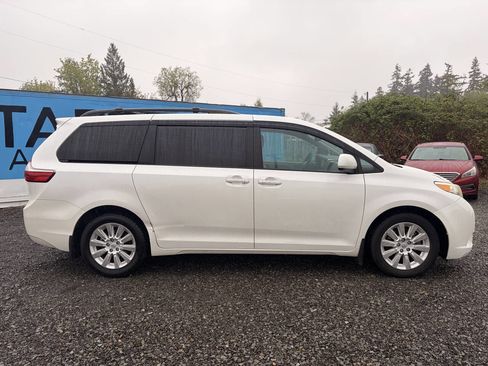 Used 2015 Toyota Sienna XLE w/ XLE Navigation Package image 2