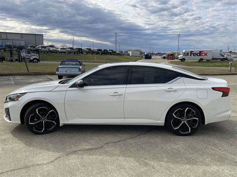 Used 2023 Nissan Altima 2.5 SR w/ SR Premium Package image 6