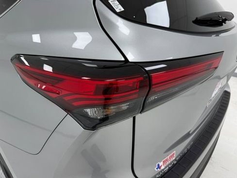 Used 2023 Toyota Highlander L image 36