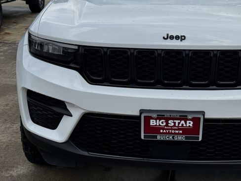 Used 2023 Jeep Grand Cherokee Altitude AWD/4WD image 6