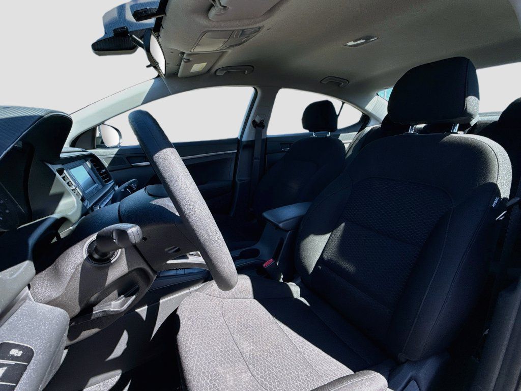 Used 2020 Hyundai Elantra SE w/ Cargo Package (C1) FWD image 12