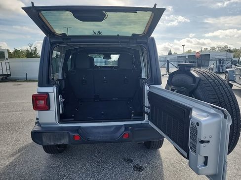 Used 2024 Jeep Wrangler Sahara image 9