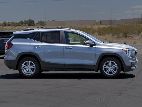 Used 2024 GMC Terrain SLE w/ Driver Convenience Package FWD image 6
