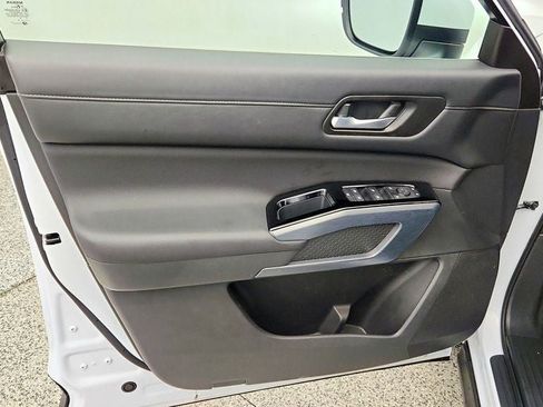 Used 2025 Nissan Pathfinder SL AWD/4WD image 10
