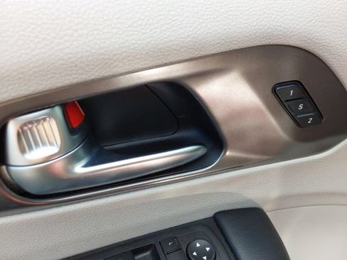 Used 2023 Chrysler Pacifica Touring-L FWD image 50