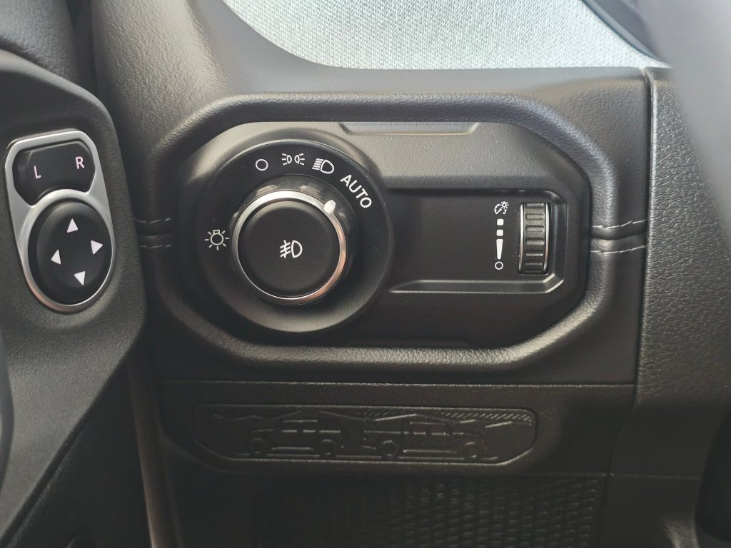 Used 2025 Jeep Wrangler Unlimited Sahara AWD/4WD image 23