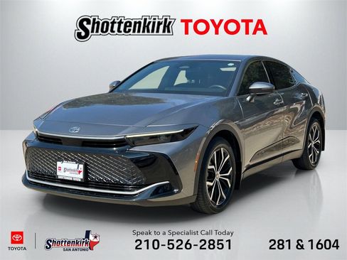 Used 2023 Toyota Crown Limited image 1