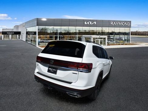 Used 2024 Volkswagen Atlas SE AWD/4WD image 3