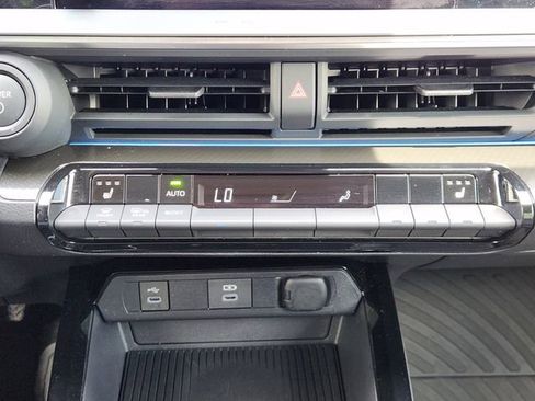 Used 2025 Toyota Prius FWD image 18