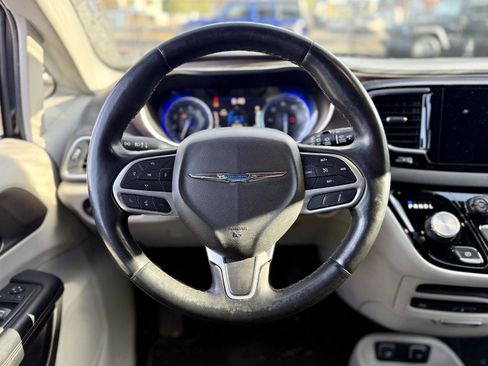 Used 2018 Chrysler Pacifica Touring-L Plus image 9