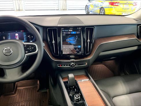 Used 2024 Volvo XC60 B5 Plus image 18