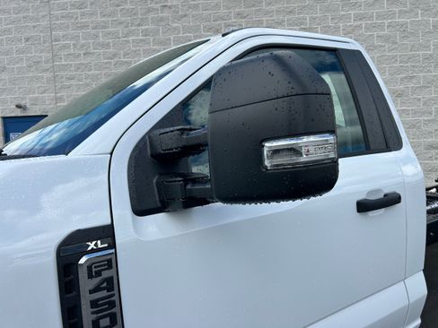 New 2025 Ford F450 XL w/ XL Chrome Package image 19