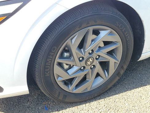 Used 2025 Hyundai Elantra Hybrid FWD image 2