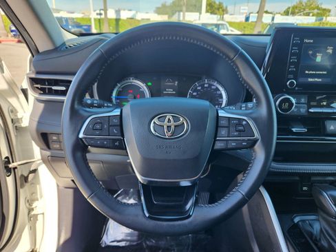 Used 2021 Toyota Highlander LE FWD image 15