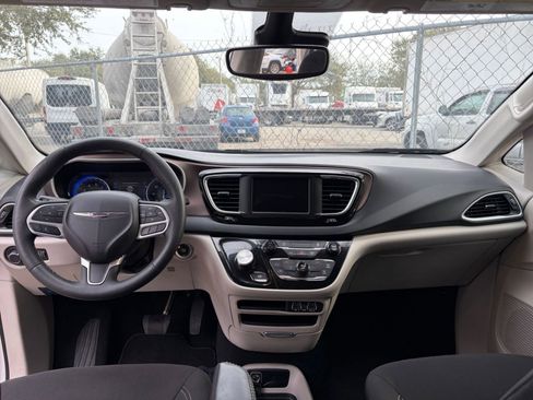 Used 2023 Chrysler Voyager LX image 27