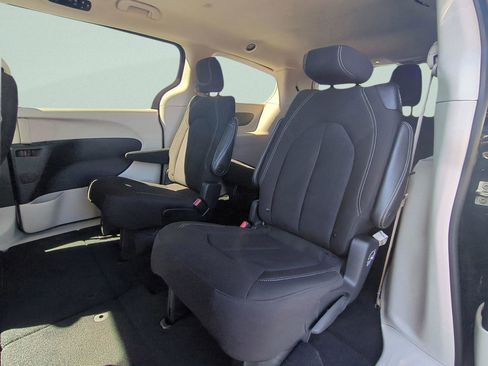 Used 2023 Chrysler Voyager LX image 14