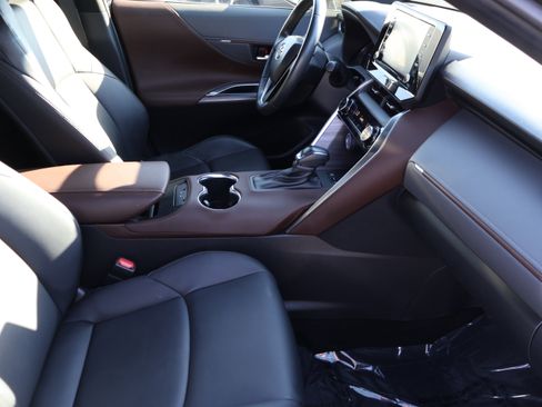 Used 2022 Toyota Venza XLE image 11