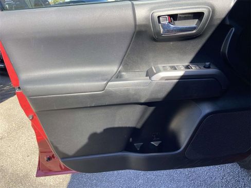 Used 2021 Toyota Tacoma TRD Off-Road image 10