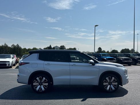 Used 2025 Mitsubishi Outlander SEL AWD/4WD image 2