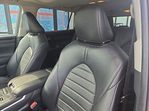 Used 2022 Toyota Highlander XLE image 38