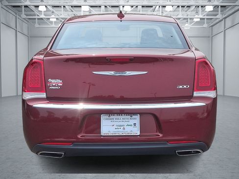 Used 2020 Chrysler 300 Limited AWD/4WD image 4