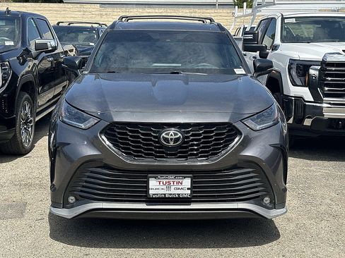 Used 2021 Toyota Highlander XSE FWD image 2