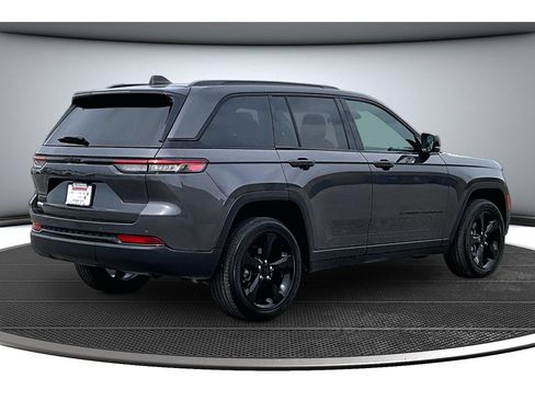 Used 2024 Jeep Grand Cherokee Altitude AWD/4WD image 18