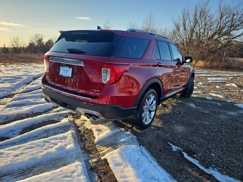 Used 2023 Ford Explorer Platinum w/ Technology Package AWD/4WD image 4