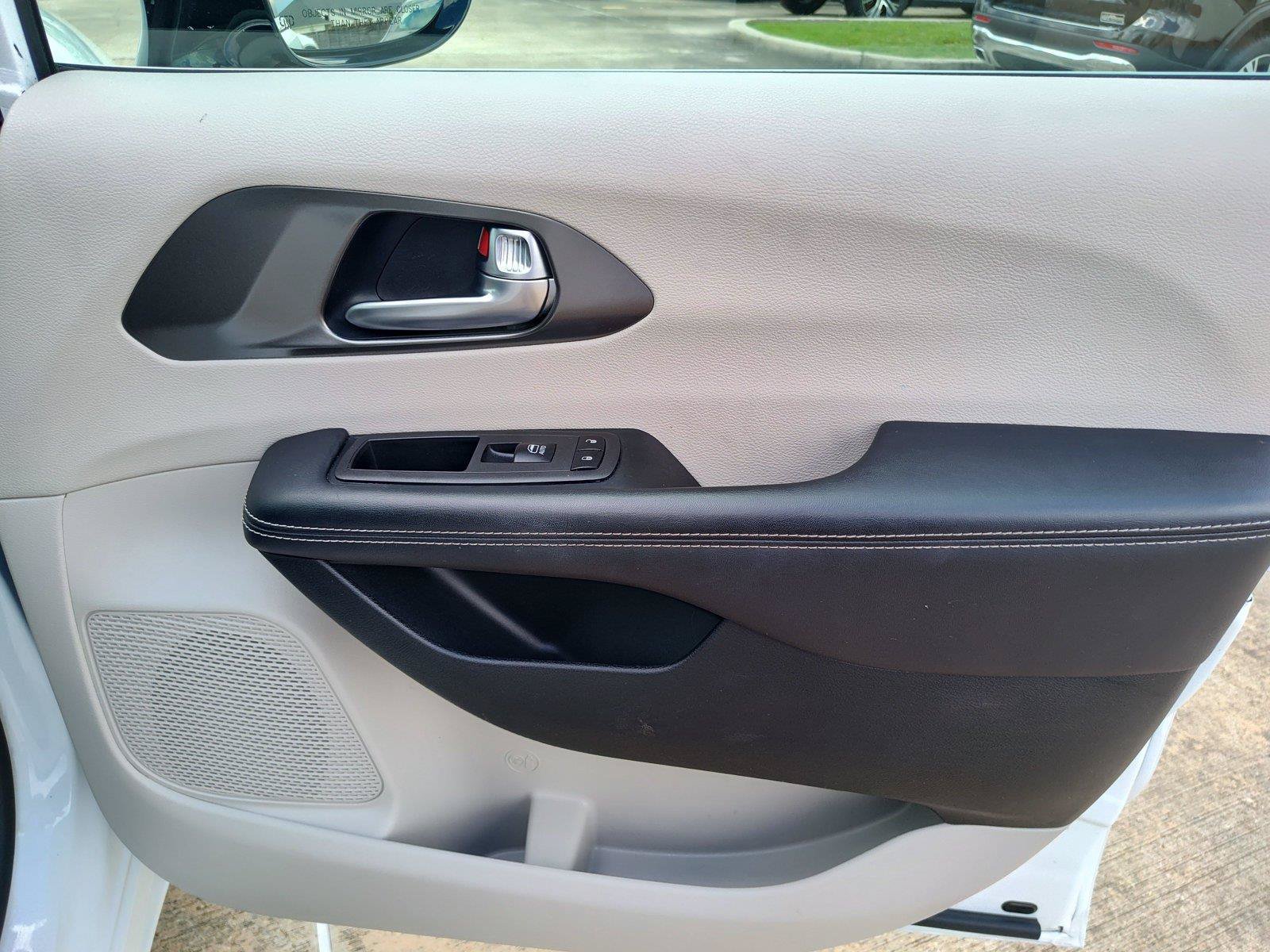 Used 2024 Chrysler Pacifica Touring-L FWD image 23