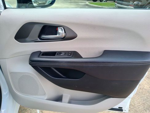 Used 2024 Chrysler Pacifica Touring-L FWD image 23