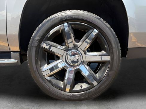 Used 2017 Cadillac Escalade ESV Luxury AWD/4WD image 22