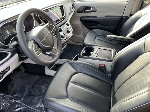 Used 2024 Chrysler Pacifica Limited FWD image 29