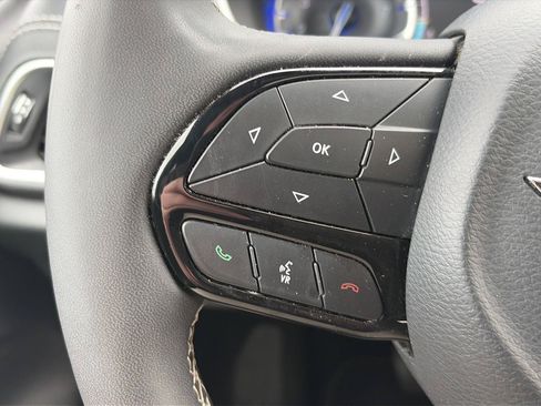 Used 2025 Chrysler Pacifica Limited FWD image 15