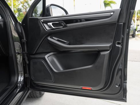 Used 2022 Porsche Macan image 38