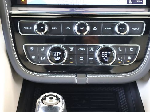 Used 2024 Bentley Bentayga AWD/4WD image 18