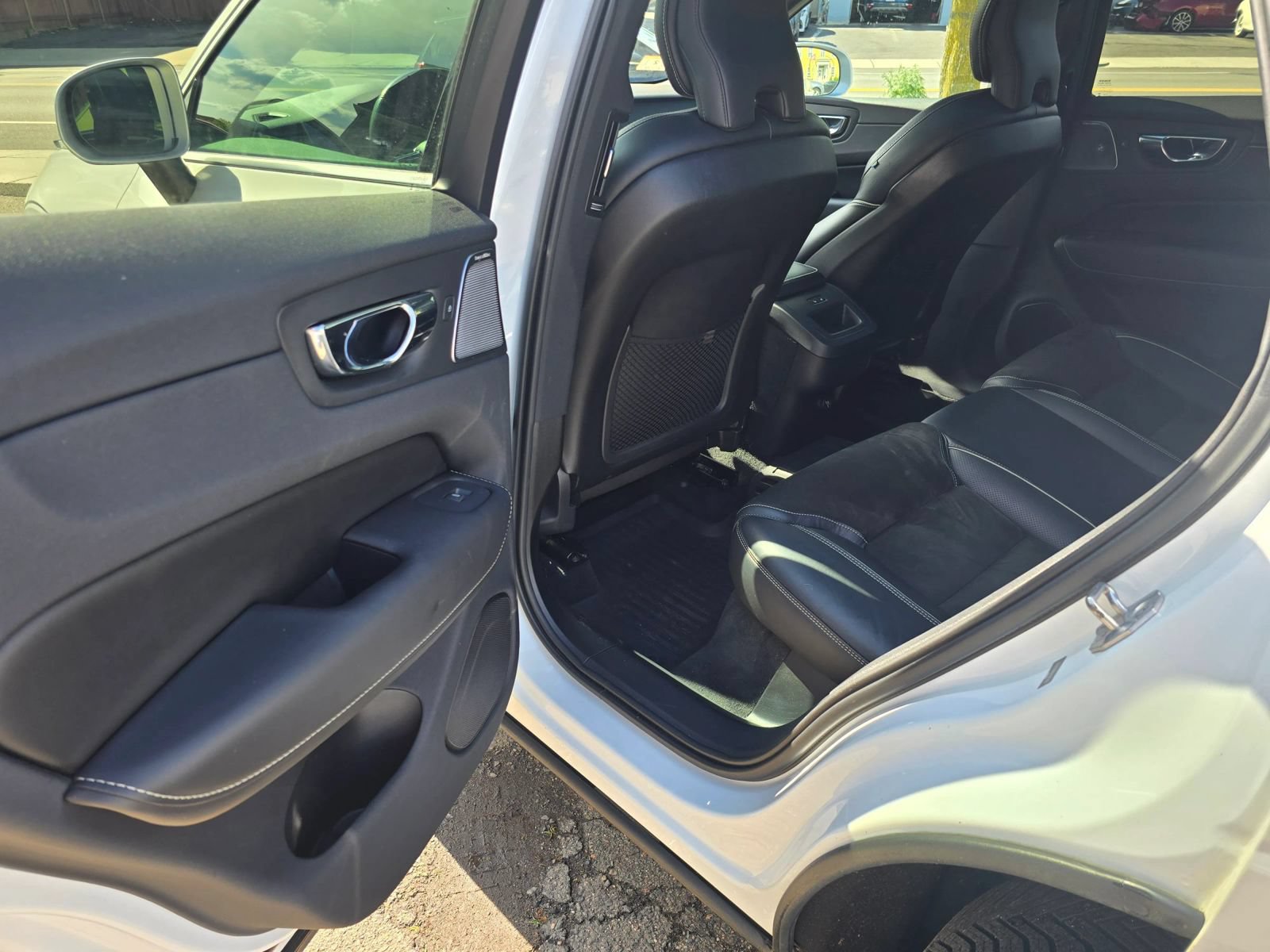 Used 2019 Volvo XC60 T6 R-Design w/ Protection Package Premier AWD/4WD image 17