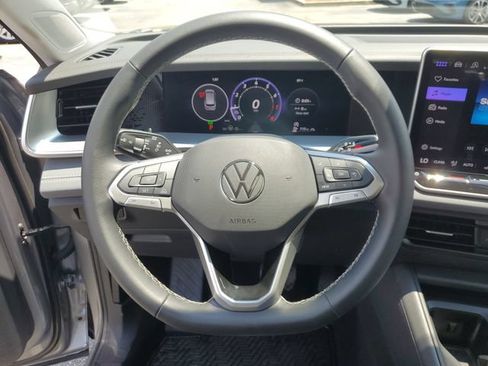 Used 2025 Volkswagen Tiguan SE w/ Panoramic Sunroof Package AWD/4WD image 25