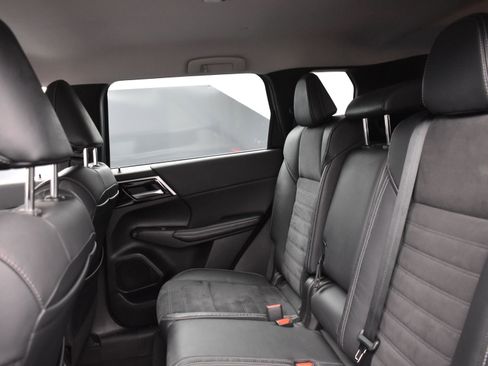 Used 2022 Mitsubishi Outlander SE image 8