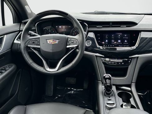 Used 2025 Cadillac XT6 Premium Luxury w/ Technology Package image 2
