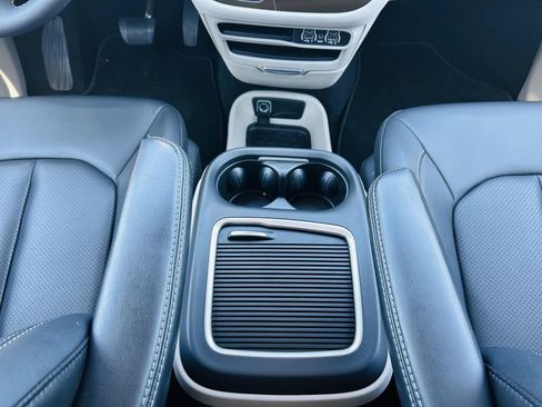 Used 2024 Chrysler Pacifica Touring-L FWD image 23