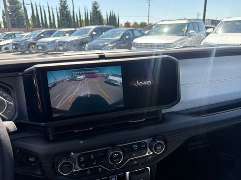 Used 2025 Jeep Wrangler Unlimited Sahara AWD/4WD image 23