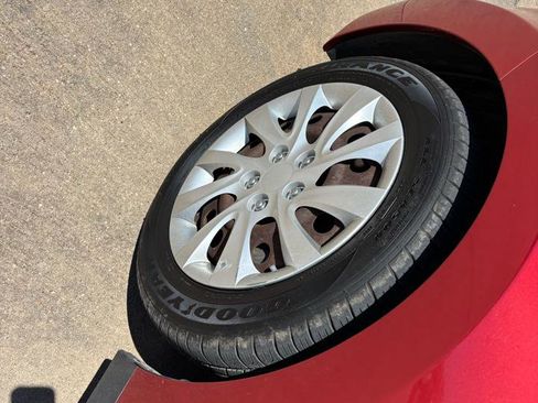 Used 2012 Hyundai Elantra GLS image 18