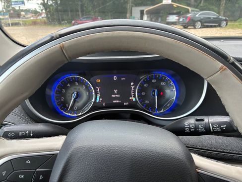 Used 2020 Chrysler Pacifica Limited image 11