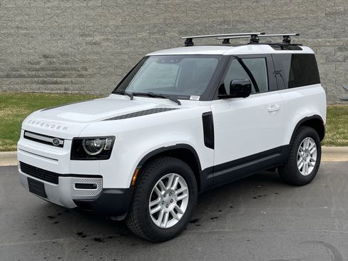 Used 2025 Land Rover Defender 90 S image 2