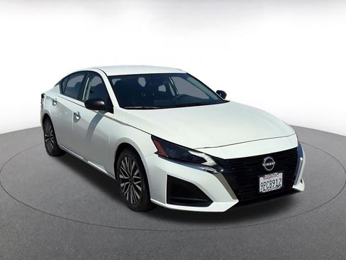 Used 2025 Nissan Altima 2.5 SV FWD image 3