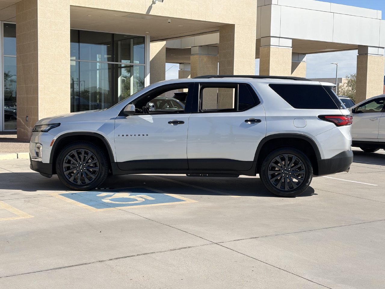 Used 2022 Chevrolet Traverse RS FWD image 8