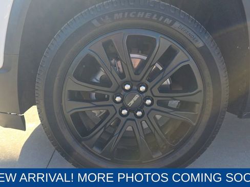 Used 2022 GMC Acadia SLT w/ Elevation Edition image 10