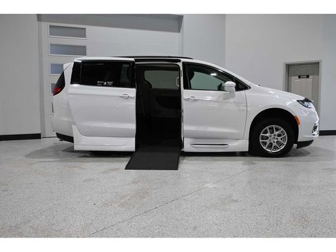 Used 2022 Chrysler Pacifica Touring-L FWD image 17