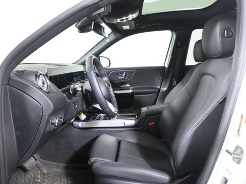 Used 2026 Mercedes-Benz GLB 250 4MATIC image 3