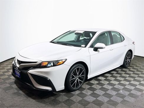 Certified 2022 Toyota Camry SE image 4
